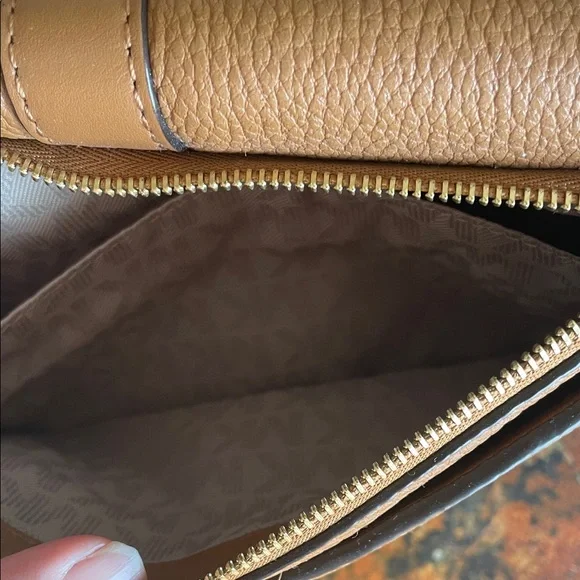 Michael Kors Elegant Tan Leather Crossbody Bag - Picture 4 of 5